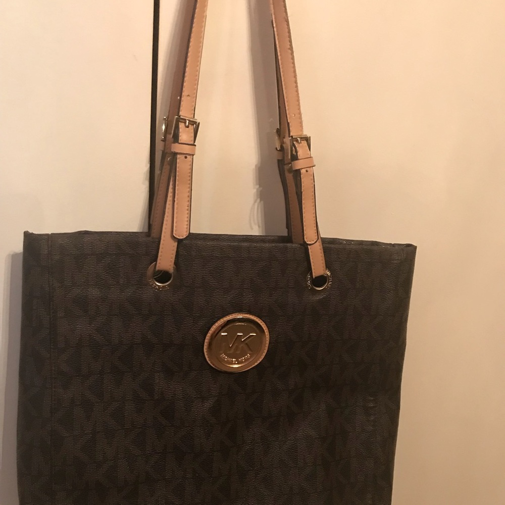 Michael Kors pocket book